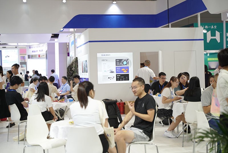 激埃特工作人員與現(xiàn)場(chǎng)參觀(guān)者探討產(chǎn)品圖4